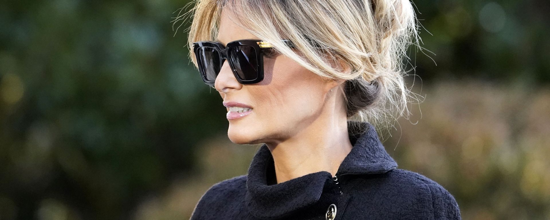 First Lady Melania Trump listens as President Donald Trump speaks with reporters as he walks to board Marine One on the South Lawn of the White House, Wednesday, Jan. 20, 2021, in Washington - Sputnik भारत, 1920, 30.07.2026