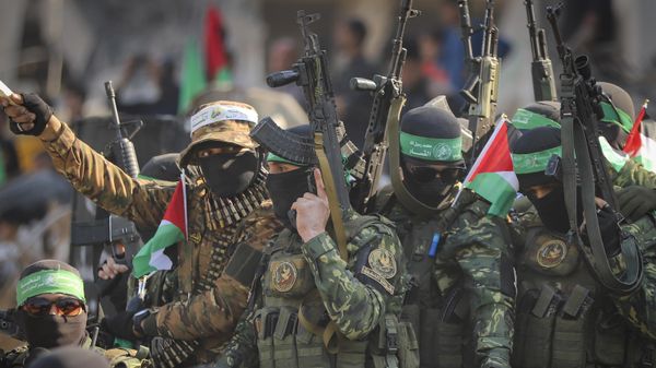Hamas fighters arrive in a pick-up truck to the site of the hand over of hostage Agam Beger to the Red Cross at the Jabalya refugee camp in Gaza City, Thursday Jan. 30, 2025 - Sputnik भारत