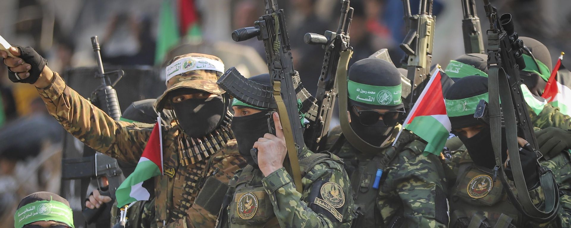 Hamas fighters arrive in a pick-up truck to the site of the hand over of hostage Agam Beger to the Red Cross at the Jabalya refugee camp in Gaza City, Thursday Jan. 30, 2025 - Sputnik भारत, 1920, 28.09.2026