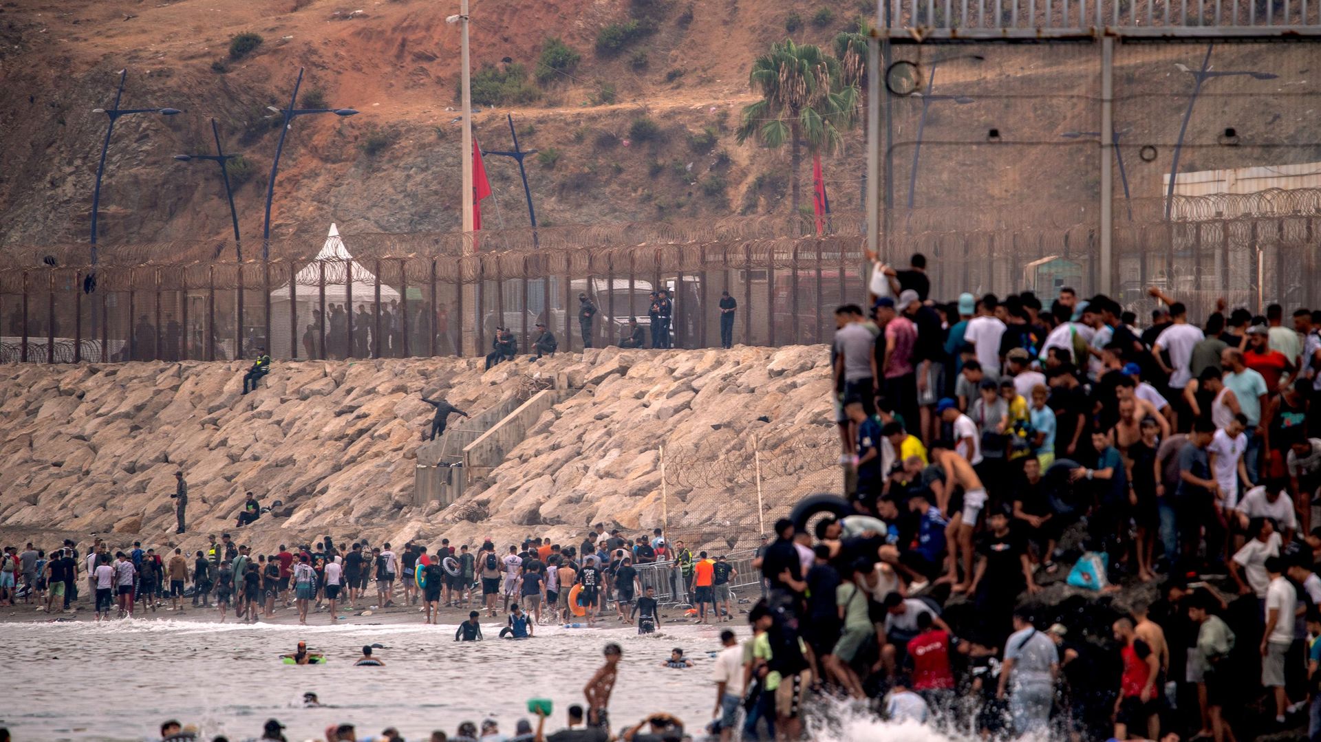 Migrants return to Morocco from the Spanish enclave of Ceuta. Migrants return to Morocco from the Spanish enclave of Ceuta. - Sputnik India, 1920, 31.07.2026