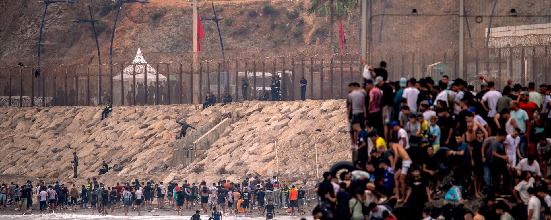 Migrants return to Morocco from the Spanish enclave of Ceuta. - Sputnik India, 1920, 01.08.2026