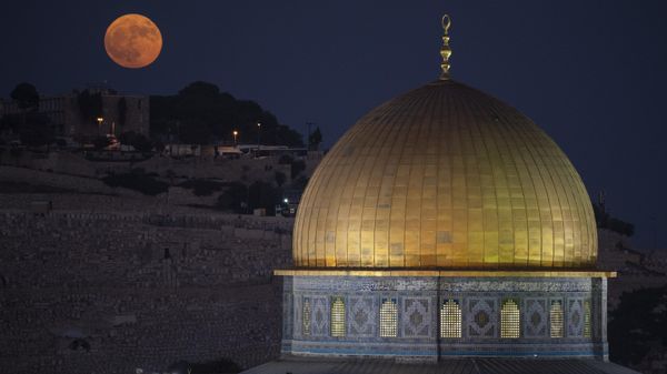 The super moon rises behind the Dome of the Rock shrine at the Al Aqsa Mosque compound in the Old City of Jerusalem, Monday, Aug. 19, 2024. - Sputnik India