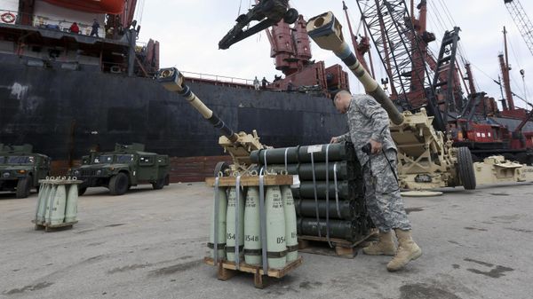 A member of the US military inspects ammunition as workers unload artillery from a ship at Beirut's port in Lebanon on Sunday, Feb. 8, 2015 - Sputnik India