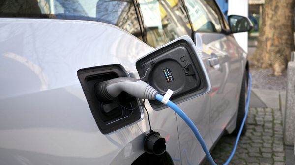 Researchers in California have developed a material that could significantly boost the energy delivering capacity of lithium-ion batteries, and could potentially be a boon to the electric car industry. - Sputnik भारत