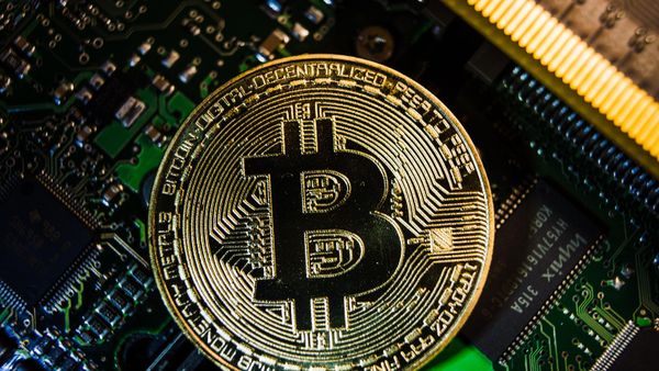Souvenir coin with the logo of the cryptocurrency bitcoin - Sputnik India