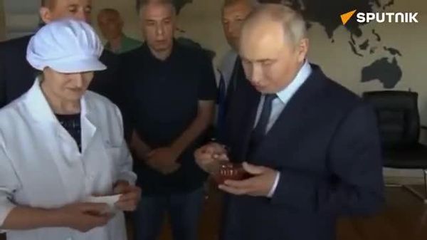 Putin takes caviar break in Kuril Islands - Sputnik India