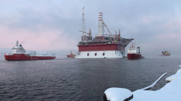 Prirazlomnaya oil platform is towed to the Arctic seaport of Murmansk - Sputnik भारत