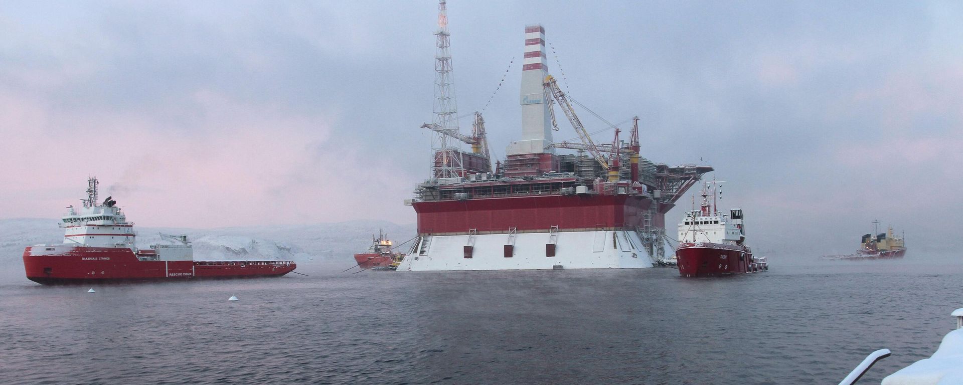 Prirazlomnaya oil platform is towed to the Arctic seaport of Murmansk - Sputnik भारत, 1920, 13.08.2026