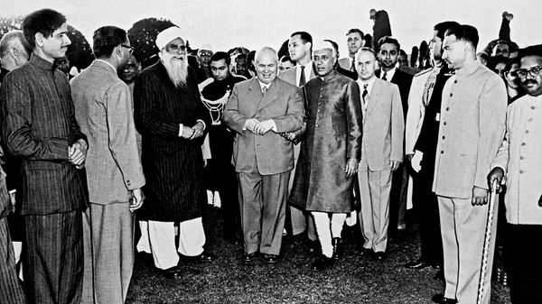 Soviet leader Nikita Khrushchev (fifth from left) at a reception hosted in his honor by the President of India. - Sputnik भारत