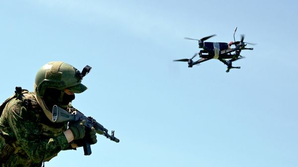 Soldiers of the 164th Separate Motor Rifle Brigade, 25th Army, Russia's Zapad Battlegroup, train to counter FPV drones. - Sputnik भारत