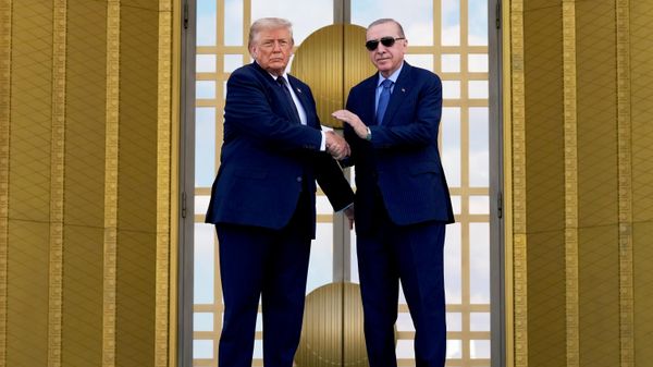 President Donald Trump shakes hands with Turkish President Recep Tayyip Erdogan at the Bestepe Presidential Palace during a formal welcome for the NATO summit in Ankara, Turkey, Tuesday, July 7, 2026. - Sputnik भारत