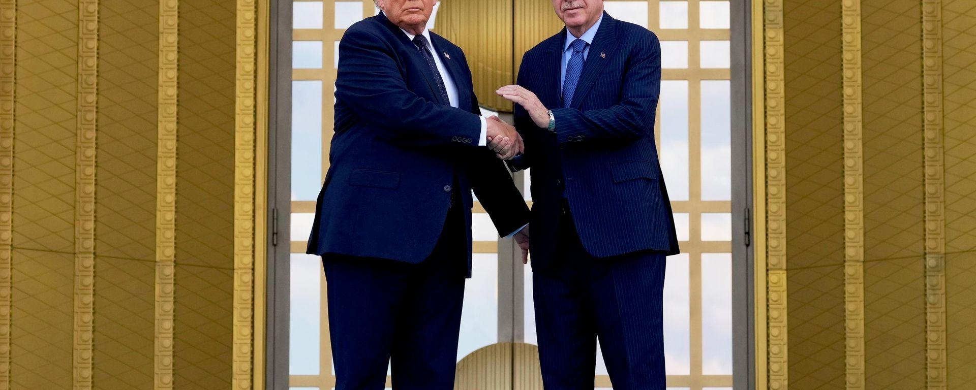 President Donald Trump shakes hands with Turkish President Recep Tayyip Erdogan at the Bestepe Presidential Palace during a formal welcome for the NATO summit in Ankara, Turkey, Tuesday, July 7, 2026. - Sputnik भारत, 1920, 18.08.2026