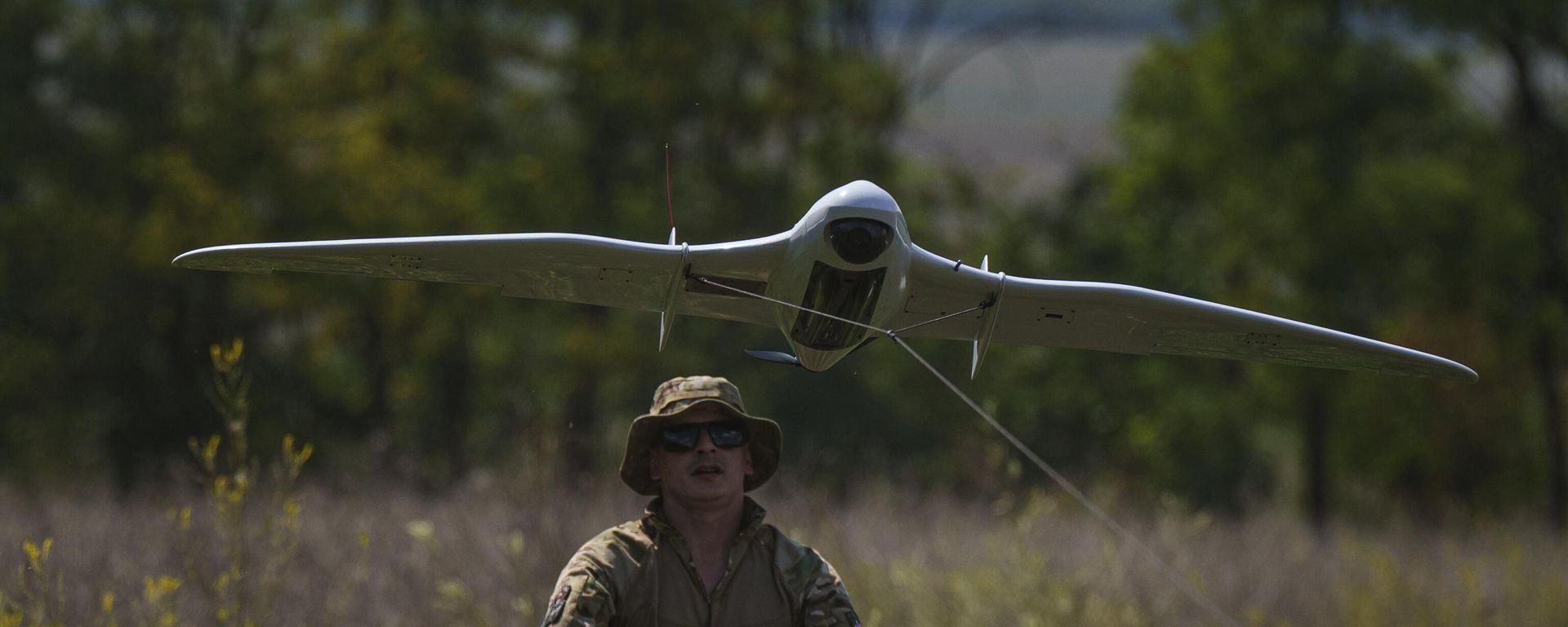 A Ukrainian serviceman of the Ochi reconnaissance unit launches a Furia drone to fly over Russian positions at the frontline in Donetsk region, Ukraine, on Sunday, June 30, 2024.  - Sputnik भारत, 1920, 18.08.2026