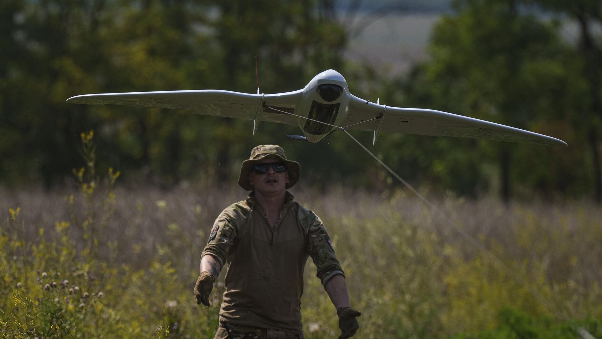 A Ukrainian serviceman of the Ochi reconnaissance unit launches a Furia drone to fly over Russian positions at the frontline in Donetsk region, Ukraine, on Sunday, June 30, 2024. A Ukrainian serviceman of the Ochi reconnaissance unit launches a Furia drone to fly over Russian positions at the frontline in Donetsk region, Ukraine, on Sunday, June 30, 2024. - Sputnik भारत, 1920, 18.08.2026