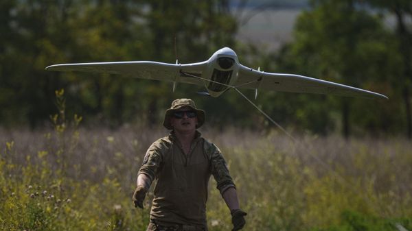 A Ukrainian serviceman of the Ochi reconnaissance unit launches a Furia drone to fly over Russian positions at the frontline in Donetsk region, Ukraine, on Sunday, June 30, 2024.  - Sputnik भारत