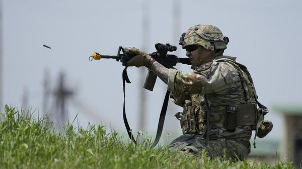 U.S. soldier from the 2nd Infantry Division competes in an air assault and STX lanes during the best squad competition at Camp Humphreys in Pyeongtaek, South Korea, Thursday, May 4, 2023.  - Sputnik भारत