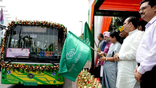 Delhi Chief Minister Rekha Gupta flagged off 150 EV buses in April 2026 - Sputnik भारत