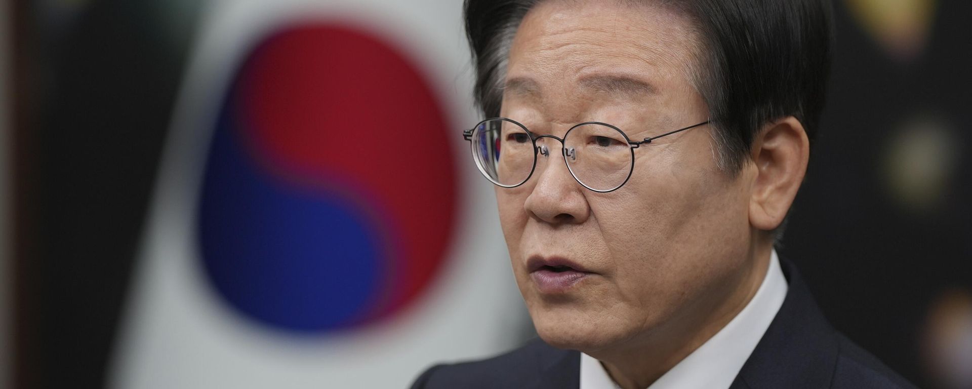 South Korea's Lee Jae-myung speaks during a press conference on removal of President Yoon Suk Yeol from office, at the party office at the National Assembly building in Seoul, South Korea, Sunday, Dec. 15, 2024.  - Sputnik India, 1920, 20.08.2026