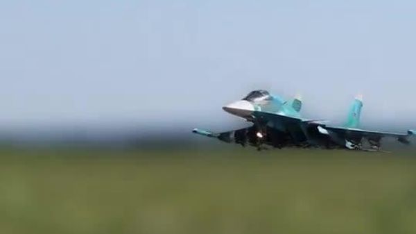 Russian Su-34 strikes Ukrainian troops and a temporary deployment area with precision-guided bombs - Sputnik India