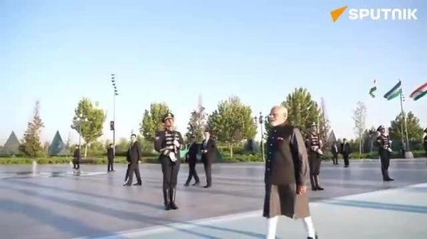 PM Modi pays tribute at Uzbekistan’s Independence Monument in Tashkent - Sputnik India