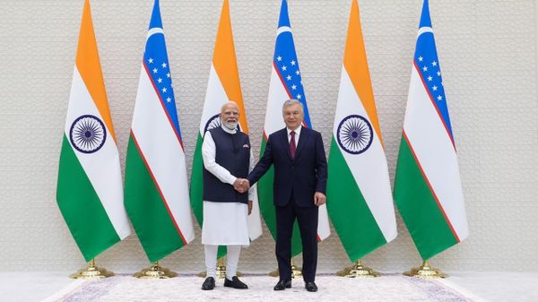 Prime Minister Narendra Modi meets Uzbek President Shavkat Mirziyoyev. - Sputnik India
