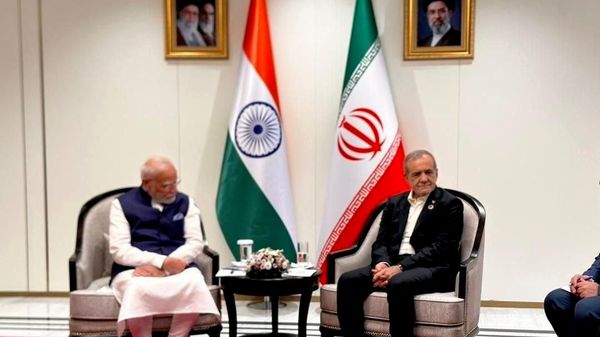 Prime Minister Narendra Modi meets Iranian President Masoud Pezeshkian in Kyrgyzstan. - Sputnik भारत