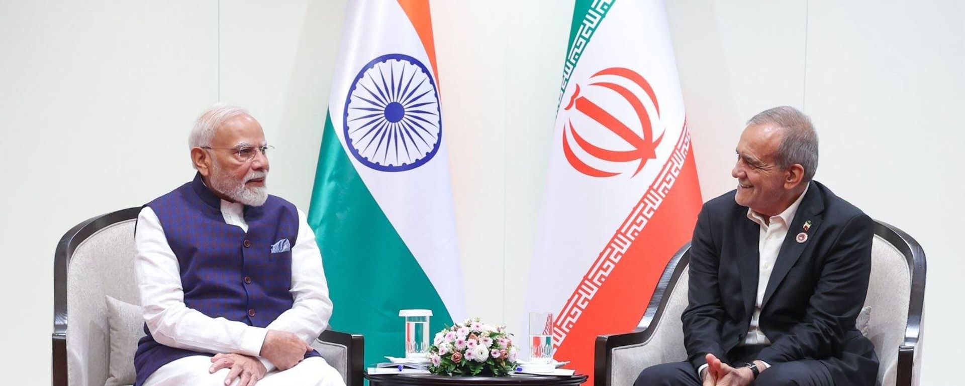 PM Narendra Modi with Iranian President Masood Pezeshkian at SCO Summit in Bishkek - Sputnik India, 1920, 31.08.2026