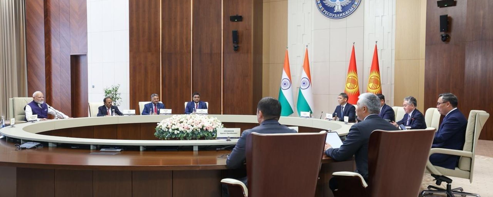 PM Modi meets Kyrgyz President Sadyr Zhaparov in Bishkek on the sidelines of the SCO Summit. - Sputnik भारत, 1920, 31.08.2026