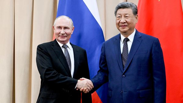 Russian President Vladimir Putin meets Chinese President Xi Jinping in Bishkek. - Sputnik भारत