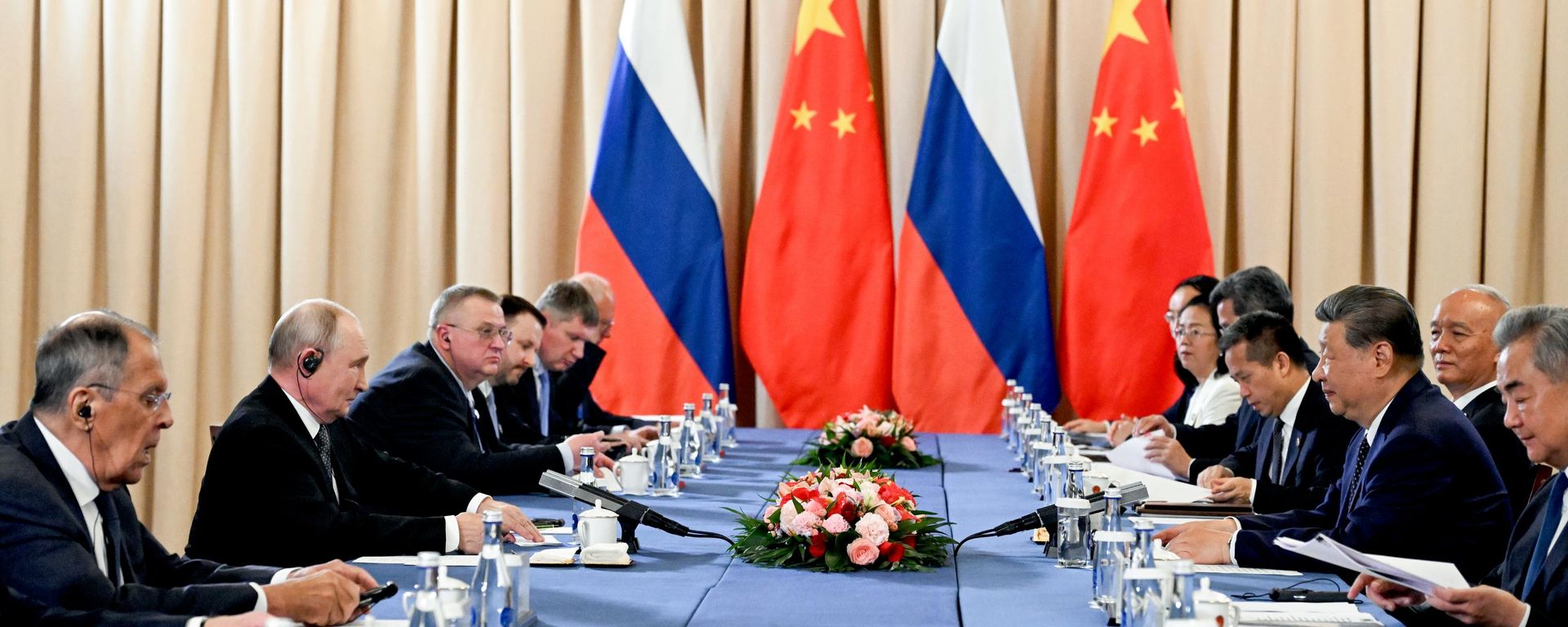 Russian President Vladimir Putin met with Chinese President Xi Jinping in Bishkek - Sputnik India, 1920, 31.08.2026