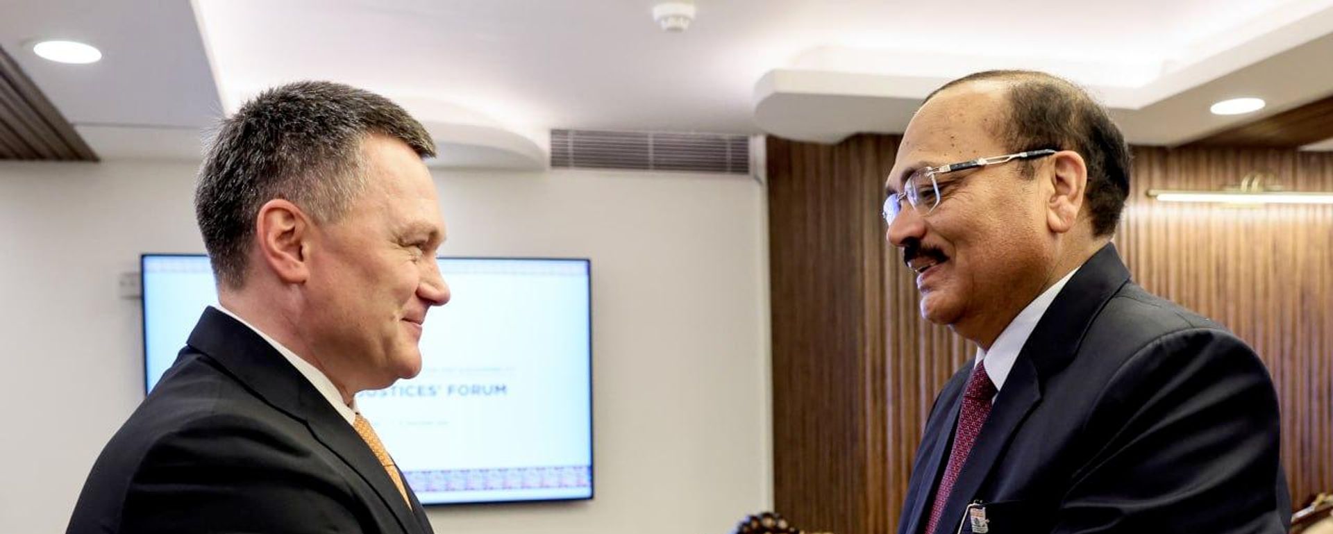 Chief Justice of India Surya Kant and Russia’s Chief Justice Igor Krasnov  - Sputnik भारत, 1920, 04.09.2026