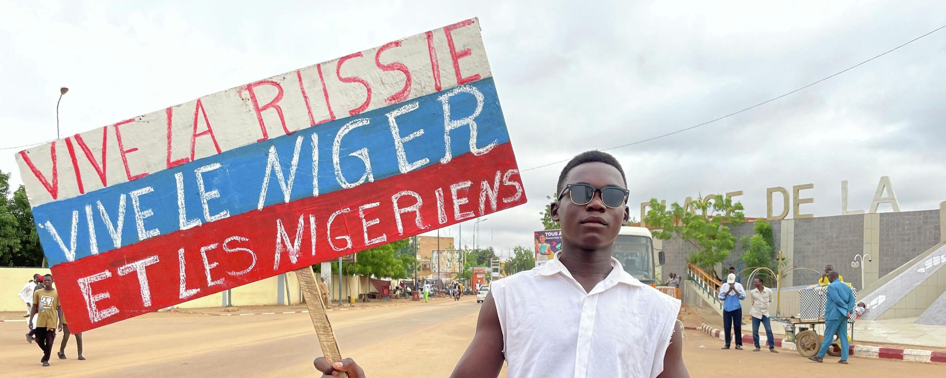 A Nigerien man holds a placard reading Long Live Russia, Long Live Niger and Nigeriens in the capital Niamey - Sputnik India, 1920, 04.09.2026