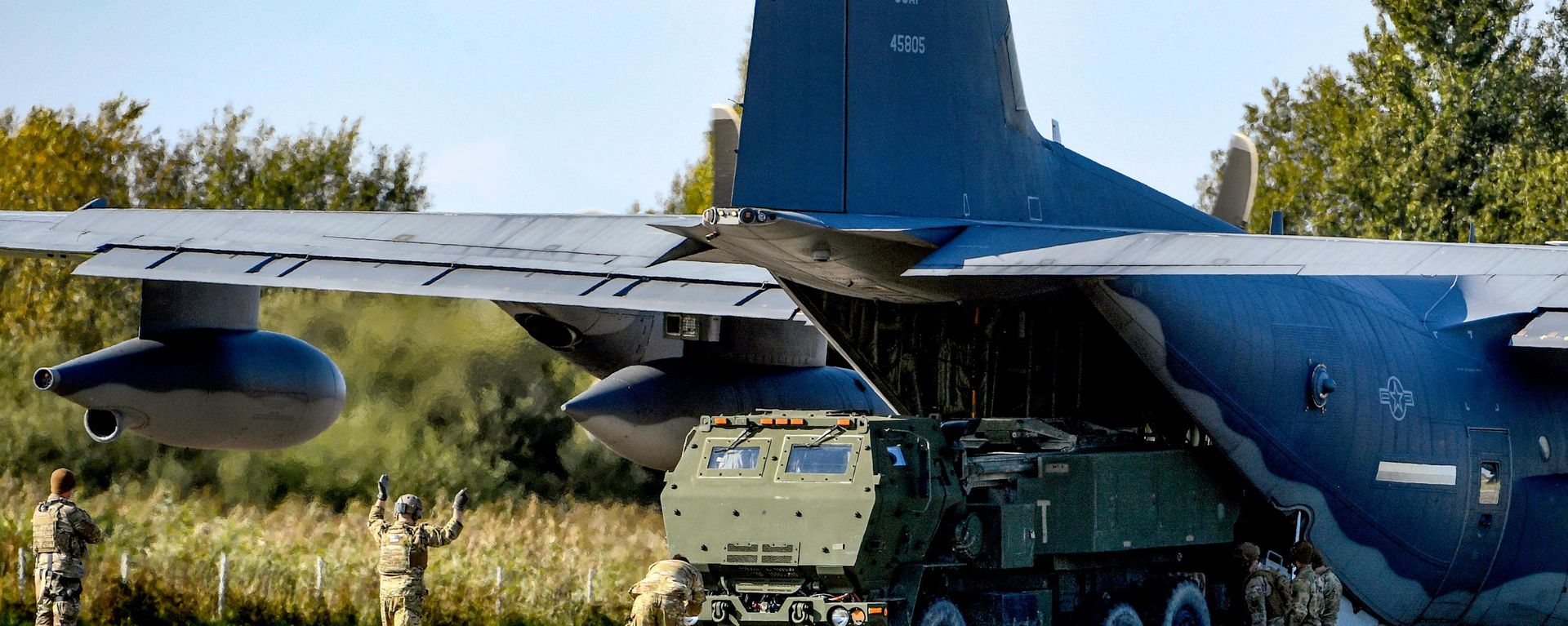 Soldiers load a High-Mobility Artillery Rocket System (HIMARS ) from a US Special Operations MC-130J aircraft during military exercises at Spilve Airport in Riga, Latvia, Monday, Sept. 26, 2022.  - Sputnik भारत, 1920, 07.09.2026