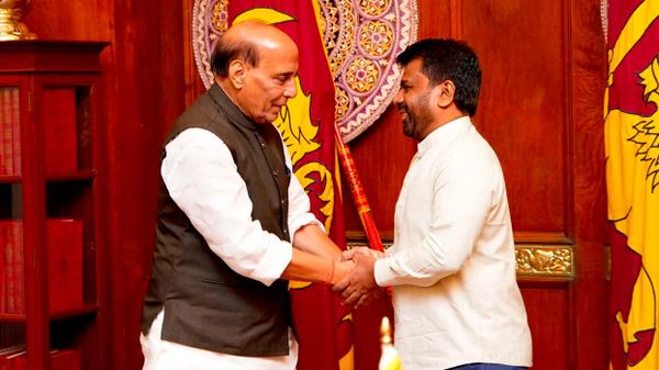 Indian Defence Minister Rajnath Singh meets Sri Lankan President Anura Kumara Dissanayake in Colombo. - Sputnik भारत