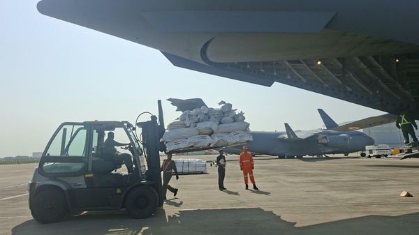 Indian Air Force aircraft departs for Nepal with 35 tonnes of relief supplies. - Sputnik भारत