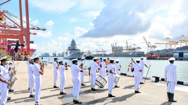 Indian Navy’s stealth frigate INS Udaygiri arrives in Colombo, Sri Lanka. - Sputnik भारत