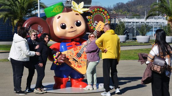 Visitors taking pictures with the statue of Cheburashka on the Sirius Federal Territory in Sochi, Russia - Sputnik भारत
