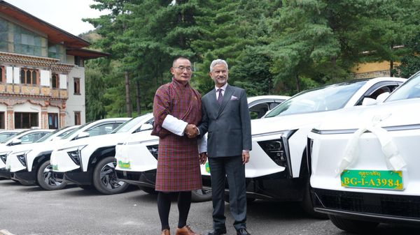 Indian External Affairs Minister S. Jaishankar meets Bhutanese Prime Minister Tshering Tobgay in Thimphu. - Sputnik भारत