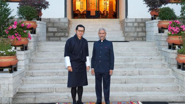 External Affairs Minister S. Jaishankar meets Bhutan’s King Jigme Khesar Namgyel Wangchuck during his visit to Bhutan. - Sputnik भारत