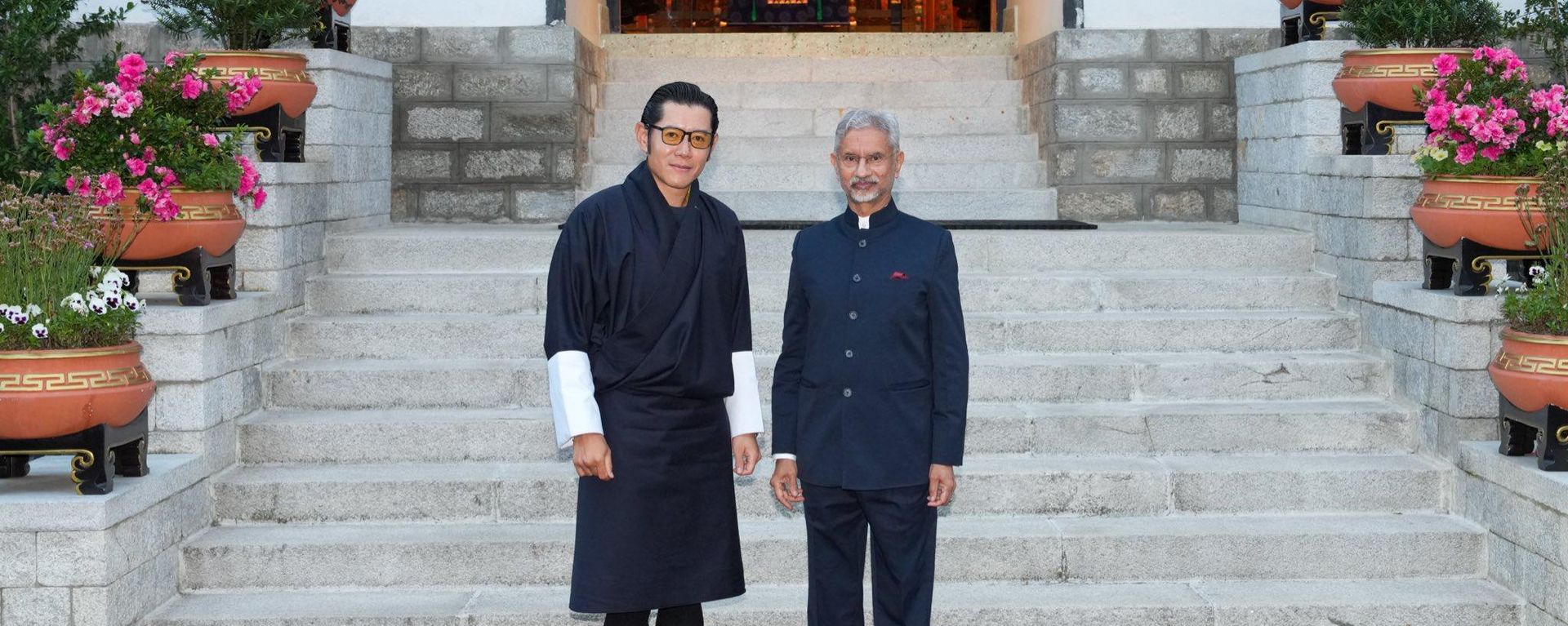 External Affairs Minister S. Jaishankar meets Bhutan’s King Jigme Khesar Namgyel Wangchuck during his visit to Bhutan. - Sputnik भारत, 1920, 18.09.2026