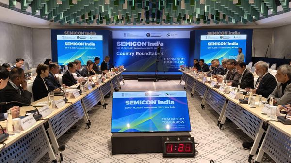 India-Singapore officials during the 3rd India-Singapore Semiconductor Policy Dialogue held on the sidelines of SEMICON India. - Sputnik भारत