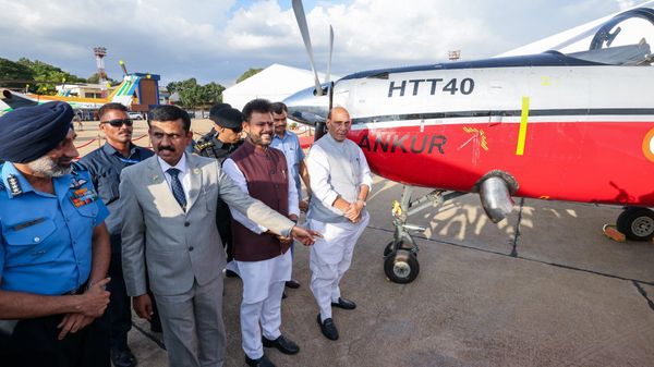 Defence Minister Rajnath Singh attends the handover ceremony of Tejas trainers, HTT-40 aircraft and Dhruv helicopters in Bengaluru. - Sputnik भारत