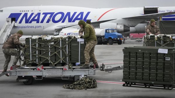 Ukrainian servicemen unpack shipment of military aid delivered as part of the United States of America's security assistance to Ukraine, at the Boryspil airport, outside Kiev, Ukraine, Friday, Feb. 11, 2022.  - Sputnik भारत