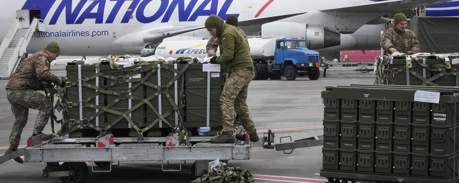 Ukrainian servicemen unpack shipment of military aid delivered as part of the United States of America's security assistance to Ukraine, at the Boryspil airport, outside Kiev, Ukraine, Friday, Feb. 11, 2022.  - Sputnik भारत, 1920, 19.09.2026