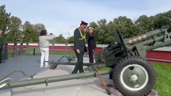 India's Chief of the Army Staff Dhiraj Seth was given a rare honour in St Petersburg: firing the traditional cannon at the Peter and Paul Fortress during his visit to the Mikhailovskaya Military Artillery Academy - Sputnik India