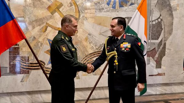 Indian Army Chief General Dhiraj Seth shakes hands with Russian Ground Forces Commander-in-Chief Colonel General Andrei Mordvichev. - Sputnik भारत