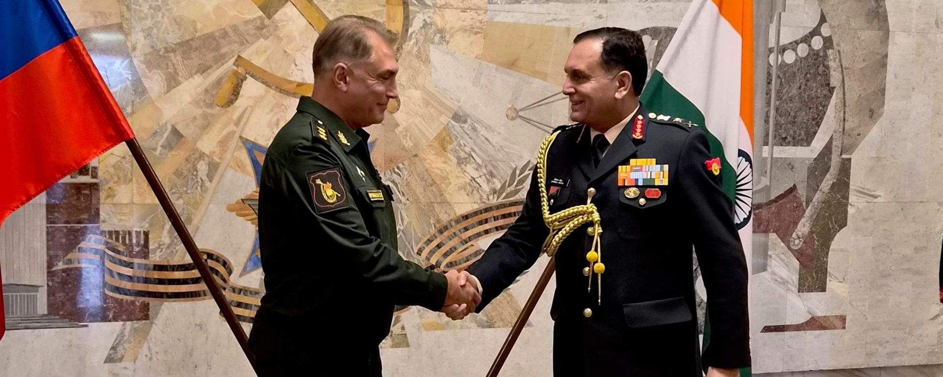 Indian Army Chief General Dhiraj Seth shakes hands with Russian Ground Forces Commander-in-Chief Colonel General Andrei Mordvichev. - Sputnik भारत, 1920, 21.09.2026