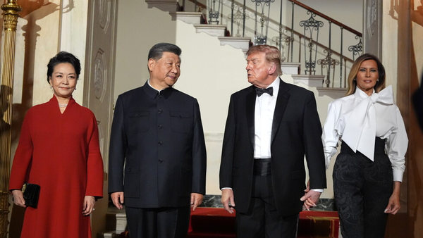 President Donald Trump talks with China's President Xi Jinping during a State Dinner in the East Room of the White House, Thursday, Sept. 24, 2026, in Washington - Sputnik भारत