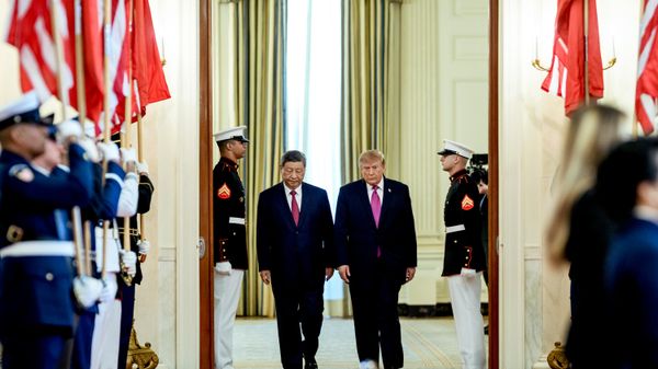 President Donald J. Trump and Chinese President Xi Jinping enter the State Floor of the White House for a historic state visit. - Sputnik भारत