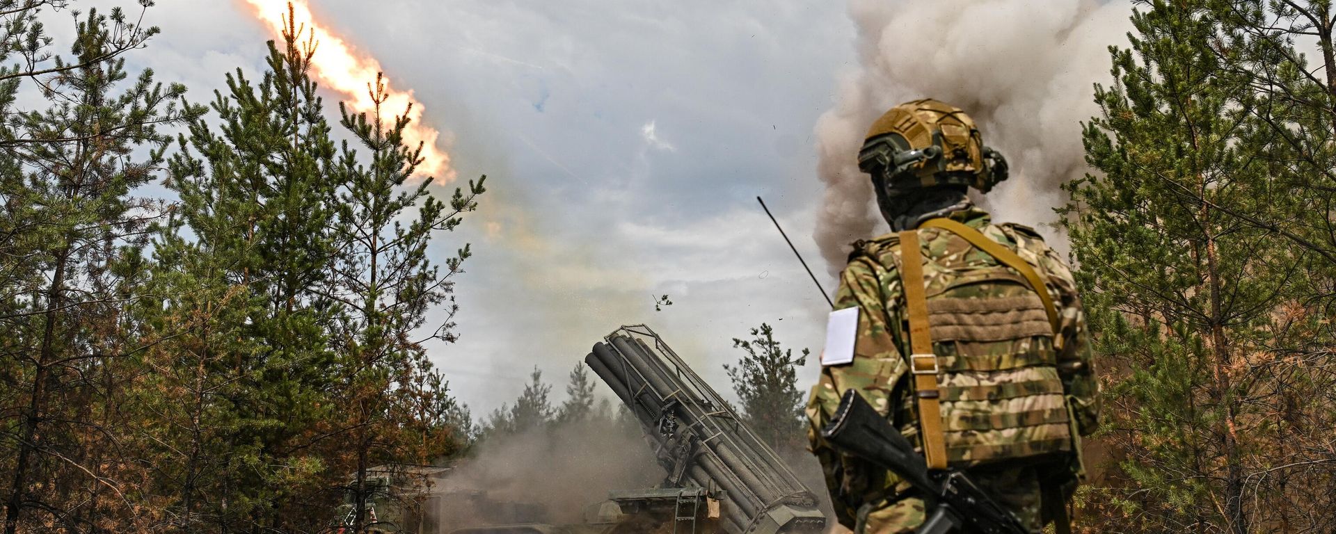 Russian servicemen fire a BM-27 9K57 Uragan (Hurricane) multiple launch rocket system towards Ukrainian positions in the course of Russia's military operation in Ukraine. - Sputnik भारत, 1920, 27.09.2026